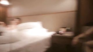 【69堂午夜视频】兄弟俩酒店双飞漂亮小姐姐，白嫩温柔激情四射，啪啪完吃夜宵_01_32_08_