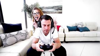 【69堂午夜视频】正在家里爽快的打游戏，旁边妹妹却在不停打扰，十分生气决定用大鸡巴狠狠惩罚她，啪啪抽送呻吟嗷嗷太舒爽了