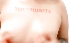 【69堂午夜视频】风骚的少妇缠狼友的大鸡巴， 伸着舌头要舔真骚啊，口交乳交假鸡巴，淫水湿透骚穴道具抽插，浪叫不止好骚啊