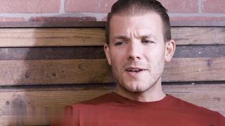 【69堂午夜视频】与她的继兄弟一起躺在床上并提出帮助他打飞机大鸡巴很高兴迫不及待了