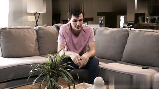 【69堂午夜视频】骚逼妓女在继子控制她的远程振动器后绝望地想被操