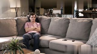 【69堂午夜视频】骚逼妓女在继子控制她的远程振动器后绝望地想被操