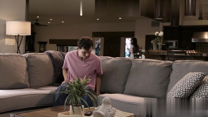 【69堂午夜视频】骚逼妓女在继子控制她的远程振动器后绝望地想被操