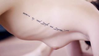 【69堂午夜视频】家里三个粉嫩嫩妹妹香艳锻炼互相舌吻爱抚，哥哥看了情欲沸腾受不了，闯进去扛着大长腿啪啪抽送，享受吸吮鸡巴亲亲