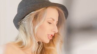 【69堂午夜视频】小精灵美女太会吞吸肉棒了猫儿般的迷人，精致玲珑娇小肉体抱着用力抽送操穴啪啪娇喘呻吟真爽啊