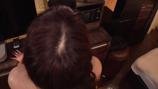 【69堂午夜视频】她被一名男子赤身裸体坐在地上羞辱，并继续赤裸裸地从事服务活动3