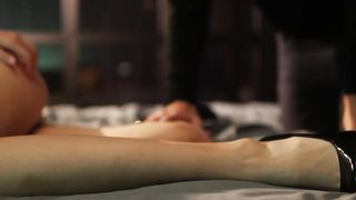 【69堂午夜视频】单男入闺操极品骚妻，套套都还再屄里绿帽老公就忍不住接力