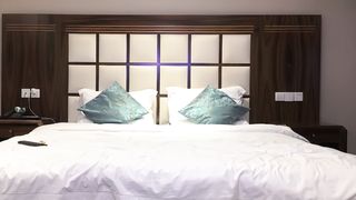 【69堂午夜视频】口交舔弄上位骑乘猛操刚刚发育的娇嫩胴体干起来超有成就感