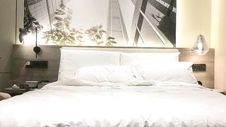 【69堂午夜视频】白色T恤苗条妹子，舌吻调情骑坐自己动床上猛操