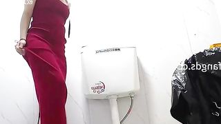 【69堂午夜视频】偷拍大神在商场女厕双镜头偷拍_红裙高跟美少妇_衣着风骚身材丰腴_这就是微胖的魅力吗