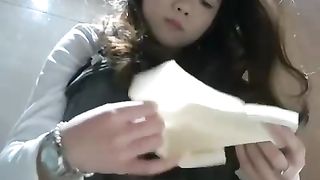 【69堂午夜视频】黑料吃瓜-大神酒吧厕所装摄像头偷拍美女如厕超高颜女神嘘嘘的过程泄密稚嫩逼逼欲想舔屏