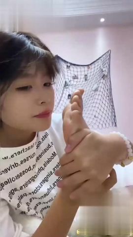 【69堂午夜视频】黑料吃瓜-狼友求的玉足系列你喜欢的女生舔吮着自己的嫩足金主定制学生妹自慰玉足视频嫩是真的嫩