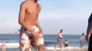 【69堂午夜视频】黑料吃瓜-老外在公共场合沙滩上做爱被多人唾弃用水洒向他们多位孩子们影响深远