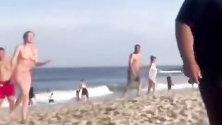 【69堂午夜视频】黑料吃瓜-老外在公共场合沙滩上做爱被多人唾弃用水洒向他们多位孩子们影响深远