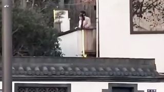 【69堂午夜视频】黑料吃瓜-全网疯求西湖断桥残雪旁边的青竹小情侣露台操逼事件男女追求刺激户外露出做爱被拍视频流出