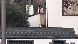 【69堂午夜视频】黑料吃瓜-全网疯求西湖断桥残雪旁边的青竹小情侣露台操逼事件男女追求刺激户外露出做爱被拍视频流出