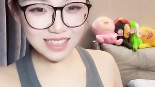 【69堂午夜视频】黑料吃瓜-抖音48万粉网红学中医的土狗早期大尺度直播资源流出捏奶头卖骚捞金被录屏