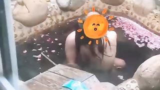 【69堂午夜视频】黑料吃瓜-真刺激啊高颜值极品美少女与金主大叔温泉打炮被偷拍曝光湿漉漉的头发显得格外淫荡刺激呢