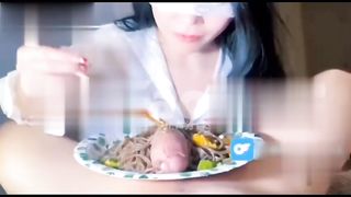 【69堂午夜视频】黑料吃瓜-离谱的鸡吧拌面极品女神整花活开档盘子装好面条一边舔屌一边吃面
