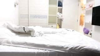 【69堂午夜视频】20岁小美女，红酒佳肴相伴，半醉半醒之间，床上淫乱一炮