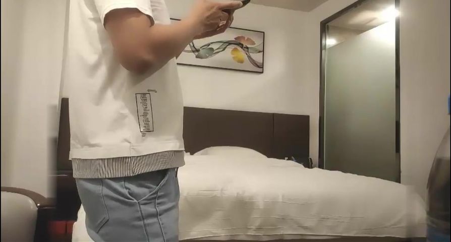 【69堂午夜视频】大学生小姐姐勾起人来真是骚的要命啊，紧身裹胸包臀黑裙 白嫩美腿光滑可口，空姐制服骑乘套弄激情操穴【