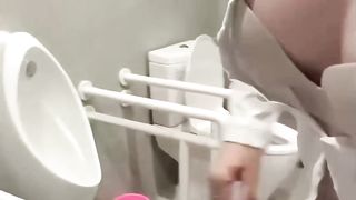 【69堂午夜视频】女主播深夜勾引小哥户外公厕操逼 快结束时突然有人进来