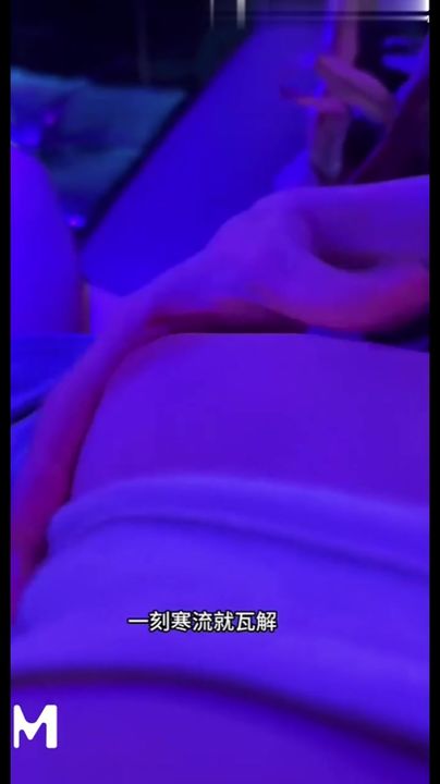 【69堂午夜视频】和偷操半年的亲妹妹在KTV激情开操 年纪小就是听话