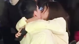 【69堂午夜视频】饥渴小情侣又出来作妖_在大庭广众下激情热吻毫不羞涩_难道所有人都是他们play的一环