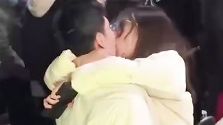 【69堂午夜视频】饥渴小情侣又出来作妖_在大庭广众下激情热吻毫不羞涩_难道所有人都是他们play的一环