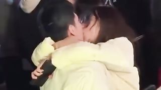 【69堂午夜视频】饥渴小情侣又出来作妖_在大庭广众下激情热吻毫不羞涩_难道所有人都是他们play的一环