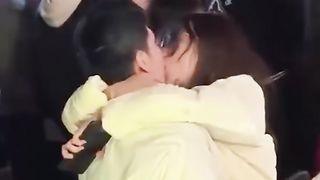 【69堂午夜视频】饥渴小情侣又出来作妖_在大庭广众下激情热吻毫不羞涩_难道所有人都是他们play的一环