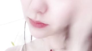 【69堂午夜视频】黑料吃瓜_抖音10W粉网红_77_日常号_直播时意外走光被录屏_引起直播间一群狼友的垂涎_网友称：这都是故意的