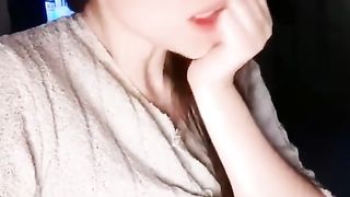 【69堂午夜视频】极品小姨子喝醉勾引姐夫，姐夫一边跟姐姐电话一边被口交，最后把小姨子内射了