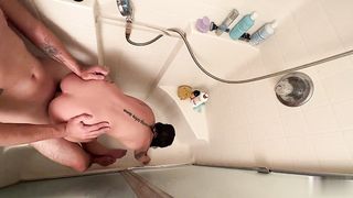 【69堂午夜视频】洗澡的时候骚逼就不老实勾引我她终于让我成功的后入操逼射精了