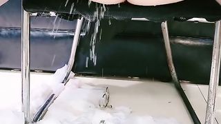 【69堂午夜视频】皮肤白皙的亚裔小妹露脸被黑人大鸡巴按在椅子上疯狂抽插，高潮不断水花四溅，精彩刺激呻吟可射