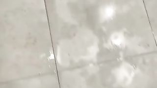 【69堂午夜视频】绿帽男爱玩刺激的，在公园露出，在男次所啪啪。