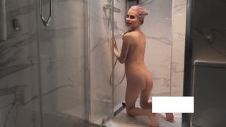 【69堂午夜视频】苗条小妖精成功引起我的注意