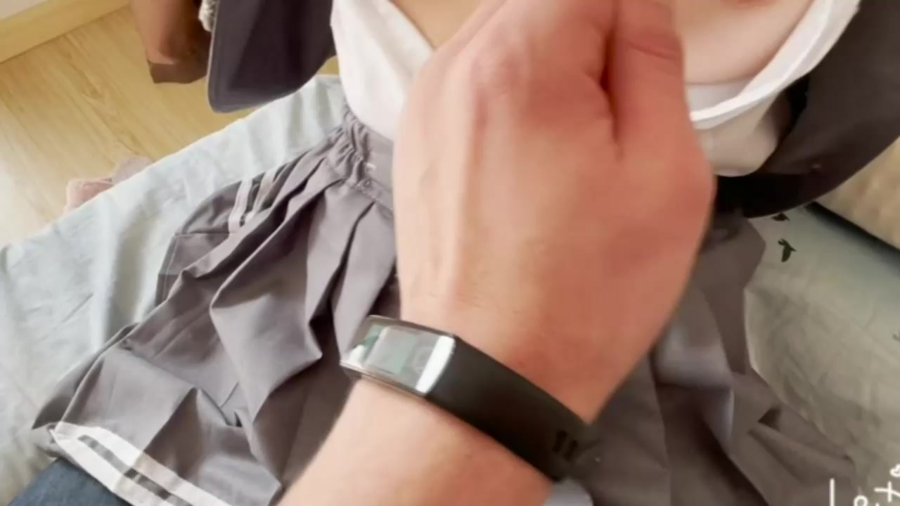 【69堂午夜视频】jk校服学生妹没钱交房租，只能帮房东做家务来补偿，结果房东让她以性抵租，被房东玩弄后入小穴