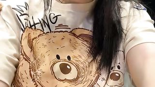 【69堂午夜视频】黑料吃瓜-众人心心念念的裸聊少女来了眼镜少女跟男友玩裸聊裸聊视频泄密少女的乳头勃起能胜过一切情话