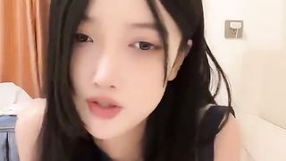 【69堂午夜视频】黑料吃瓜-校花级女神极品身材高颜值网黄小蝴蝶会飞吃着卫龙辣条展示精彩人生新年首秀视频流出