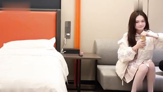 【69堂午夜视频】换了个粉色jk，身材苗条夹子音，叫床声音太温柔了，各种姿势尝试