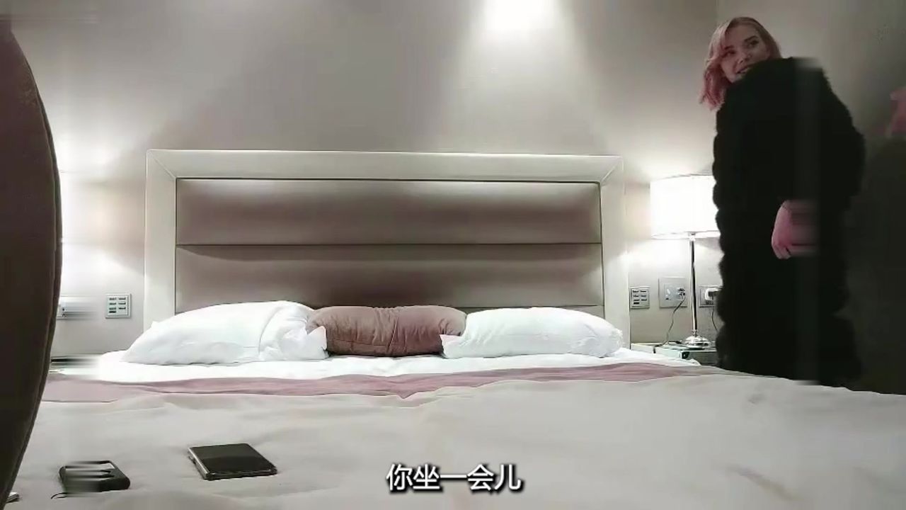 【69堂午夜视频】粉色短发外国大洋马 异域风情媚眼勾魂