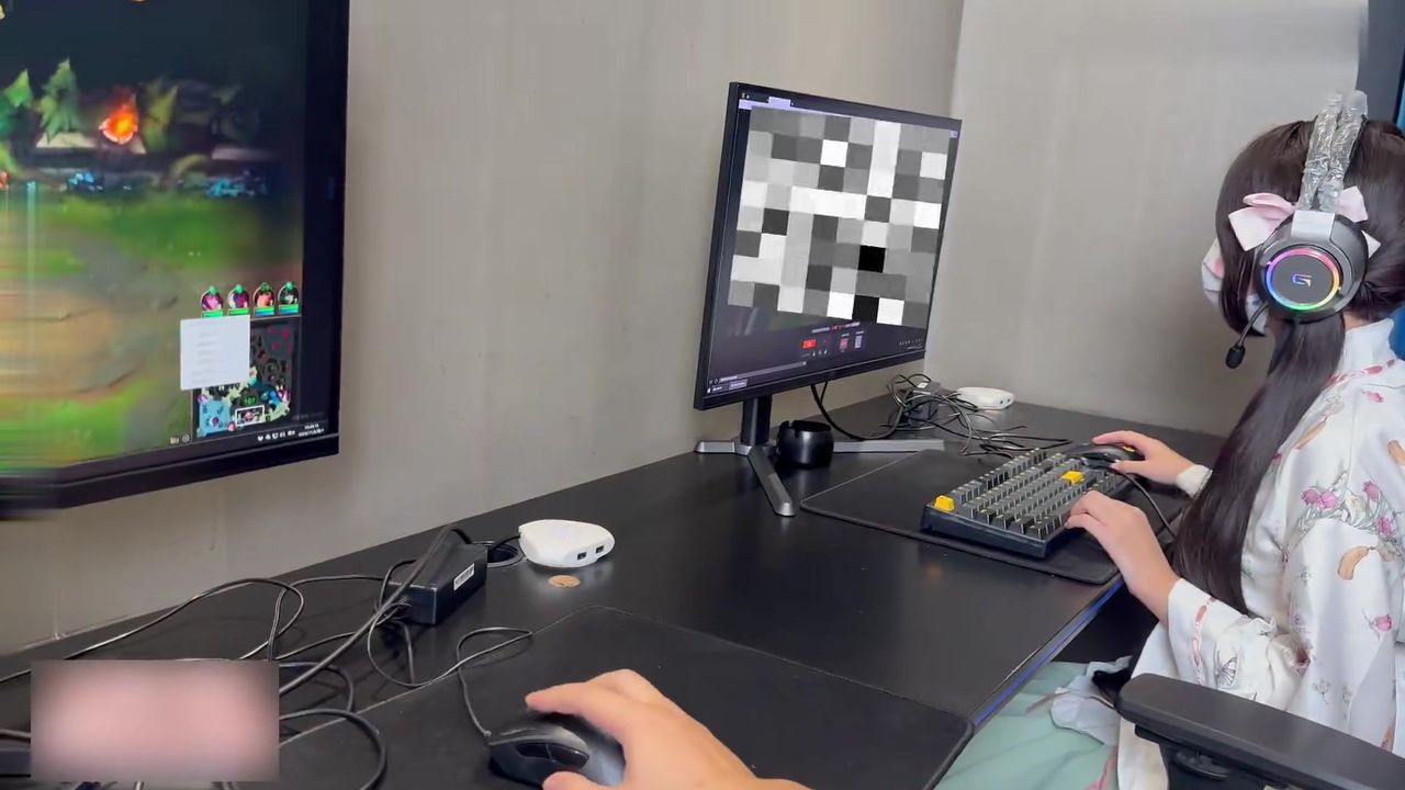 【69堂午夜视频】线下cos陪玩白嫩萝莉遇到变态客户