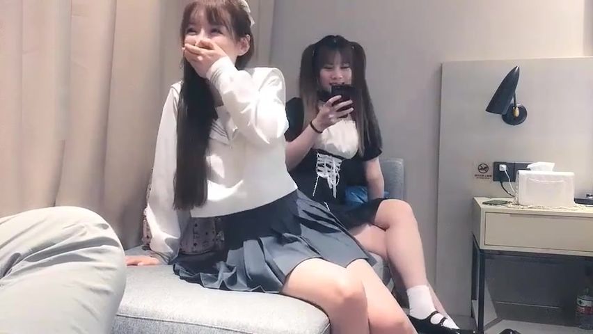 【69堂午夜视频】双飞两个水手服学生妹，露脸好骚迷人的大奶子，享受两个骚逼的口活服务