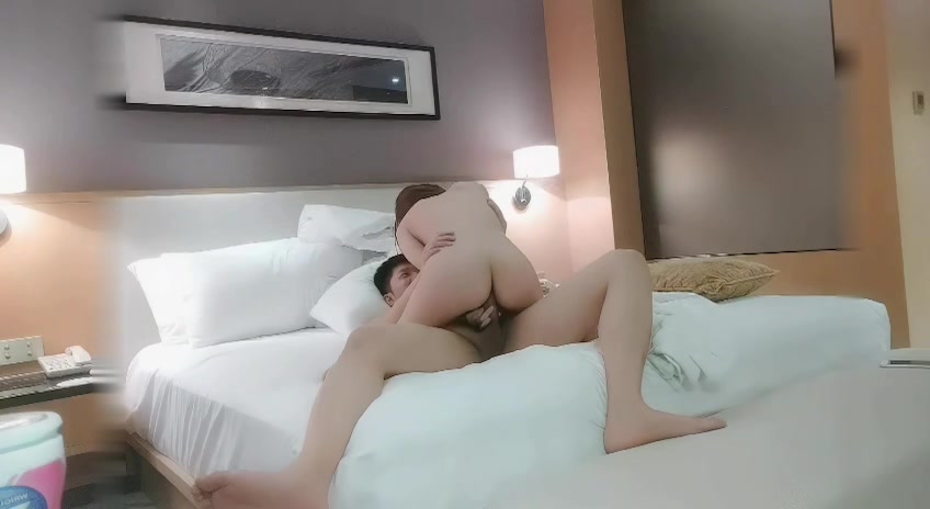 【69堂午夜视频】深夜长相甜美气质萌妹，苗条身材穿上黑丝口交上位骑坐抽插