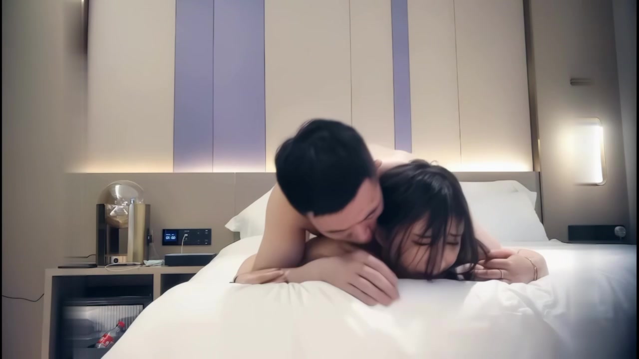 【69堂午夜视频】白嫩美女温柔可爱性格佳柔韧身板沙发展示一字马