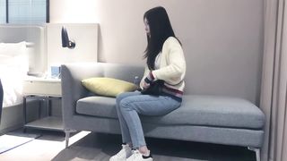 【69堂午夜视频】高颜牛仔裤邻家装扮小姐姐直言花活开眼界