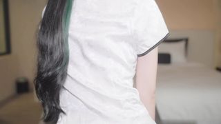 【69堂午夜视频】爹咪穿着旗袍的秘书若隐若现露出奶子诱惑上司开房间加班大战被按在沙发上抽插完美肉体在大鸡巴的冲撞下战栗高潮