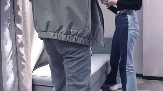 【69堂午夜视频】约了个黑衣牛仔长裤微胖妹，穿上黑丝口交，激情啪啪流白浆