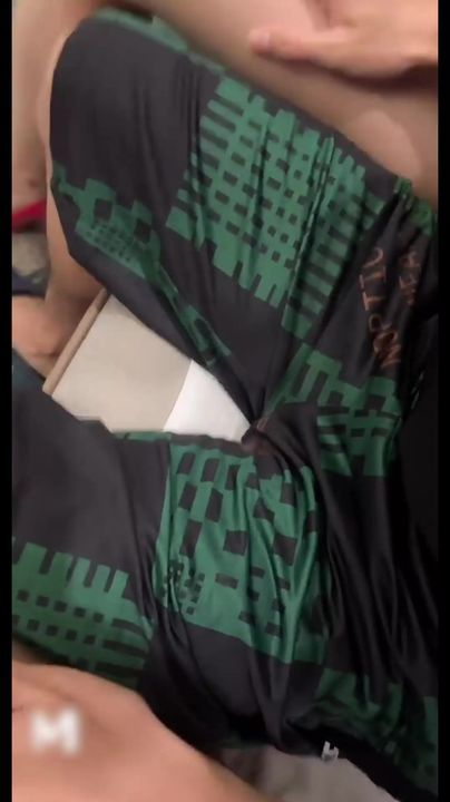 【69堂午夜视频】3P淫场面两女共侍一男撸管